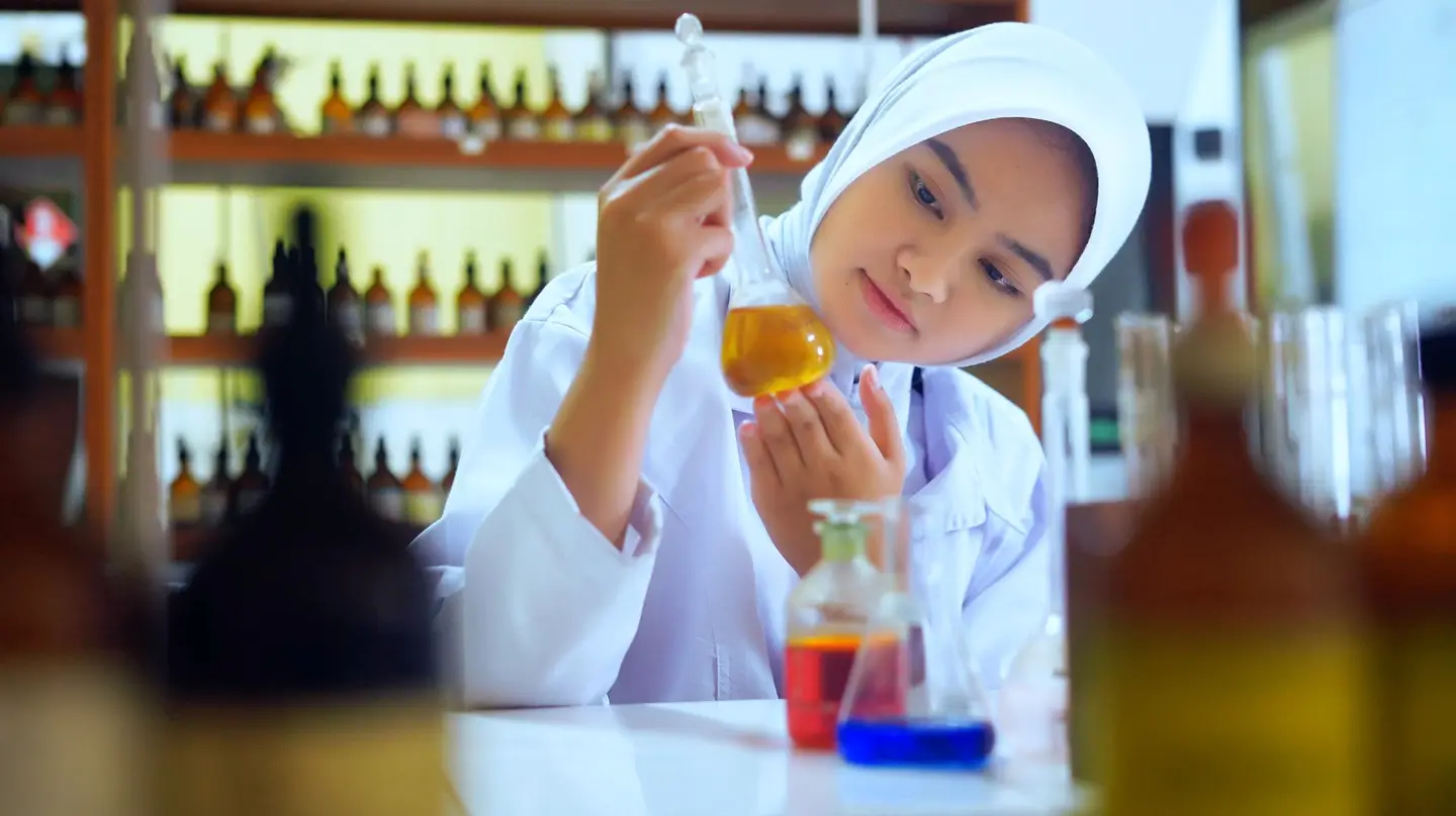 Mahasiswa Farmasi aktif di laboratorium
