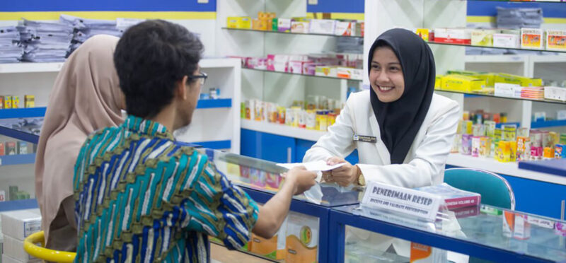 apoteker menyerahkan obat