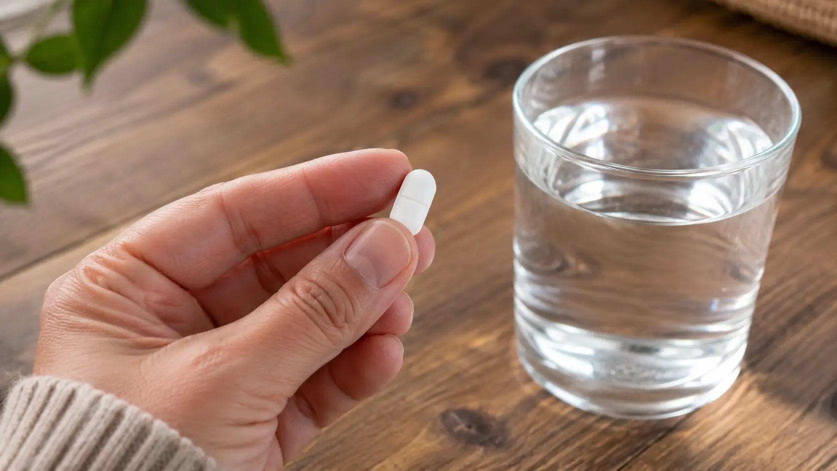 Tablet parasetamol dan segelas air putih — ilustrasi konsumsi obat yang bijak